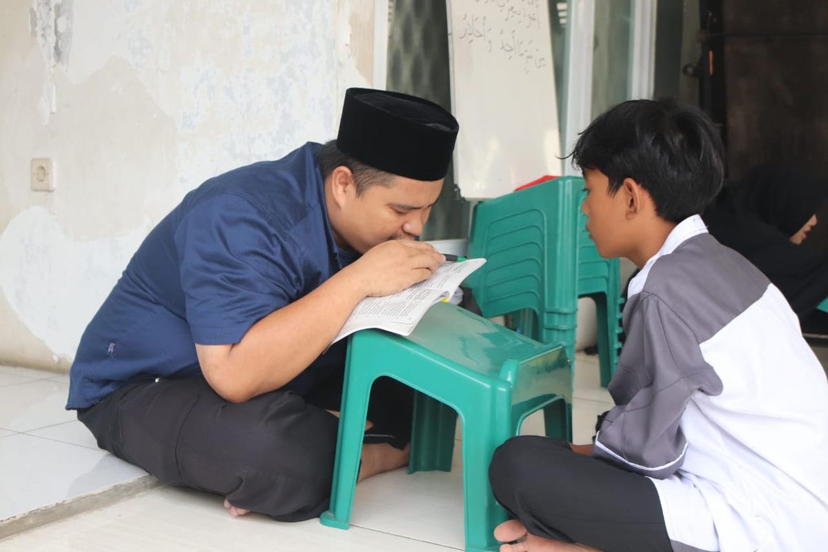 Ustaz Hari Aprian (35), guru mengaji asal Depok, Jabar, yang tetap gigih mengajar meski memiliki keterbatasan penglihatan.