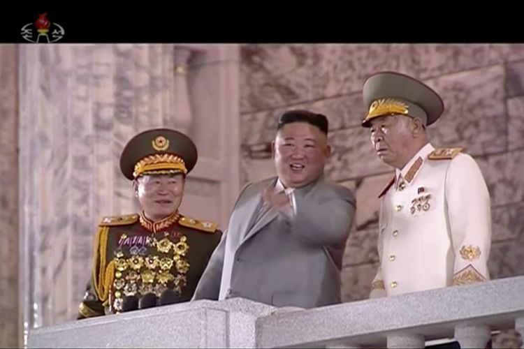 Pemimpin Tertinggi Korea Utara Kim Jong Un (tengah) ketika berbicara dengan salah satu jenderalnya saat menonton parade militer untuk merayakan 75 tahun Partai Buruh di Pyongyang, pada 10 Oktober 2020.
In this image made from video broadcasted by North Korea's KRT, North Korean leader Kim Jong Un, center, watches military parade during a ceremony to celebrate the 75th anniversary of the country?s ruling party in Pyongyang Saturday, Oct. 10, 2020.(KRT via AP)