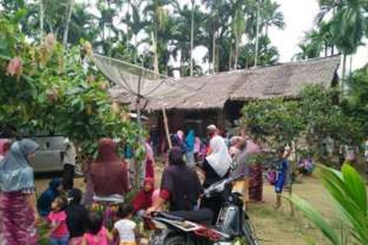 Warga memadati rumah Nilawati yang ditemukan tewas tergantung di Dusun Kareung Desa Buket Linteung, Kecamatan Langkahan, Aceh Utara, Sabtu (27/8/2016). Kontributor Lhokseumawe/Masriadi