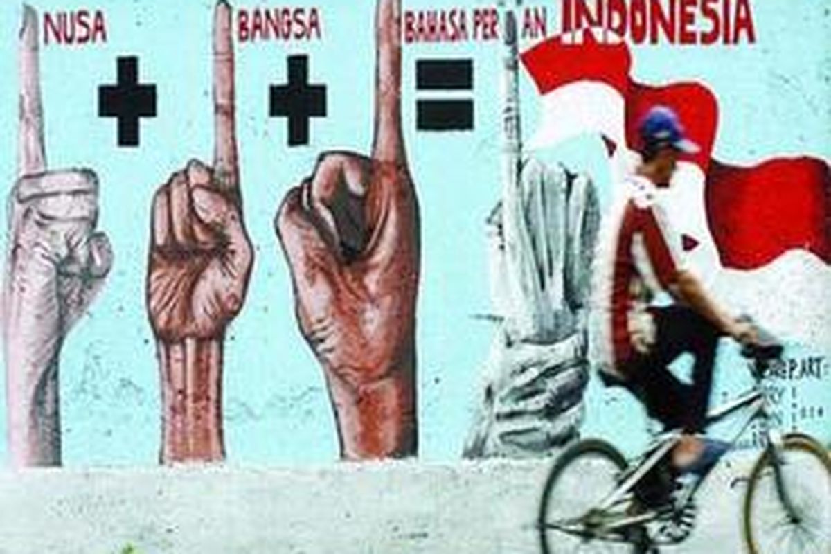 Pengendara sepeda melintasi mural yang mengobarkan semangat persatuan dan kesatuan di Jalan Dinoyo Surabaya, Jawa Timur, Senin (27/10). Hari ini yang bertepatan dengan peringatan 80 Tahun Sumpah Pemuda menyisakan tantangan bagi bangsa ini untuk tetap dapat mempertahankan persatuan dan kesatuan bangsa.
