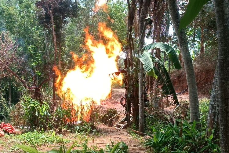 Semburan gas yang berubah menjadi api di Desa Kadur, Kecamatan Kadur, Kabupaten Pamekasan, milik warga.
