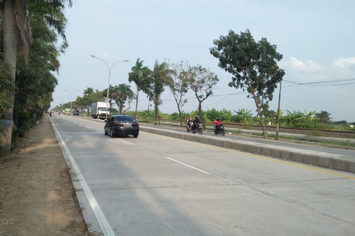 Jalur Pantura di Desa Rejosari, Kecamatan Deket, Lamongan, yang sudah mulai dibuka dua jalur menjelang Hari Raya Idul Fitri.