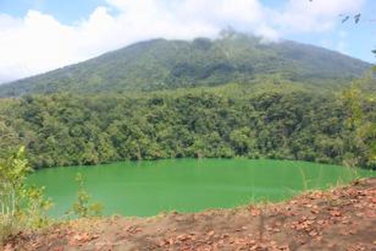 Dana Tolire, salah satu objek wisata di bawah kaki Gunung Gamalama.