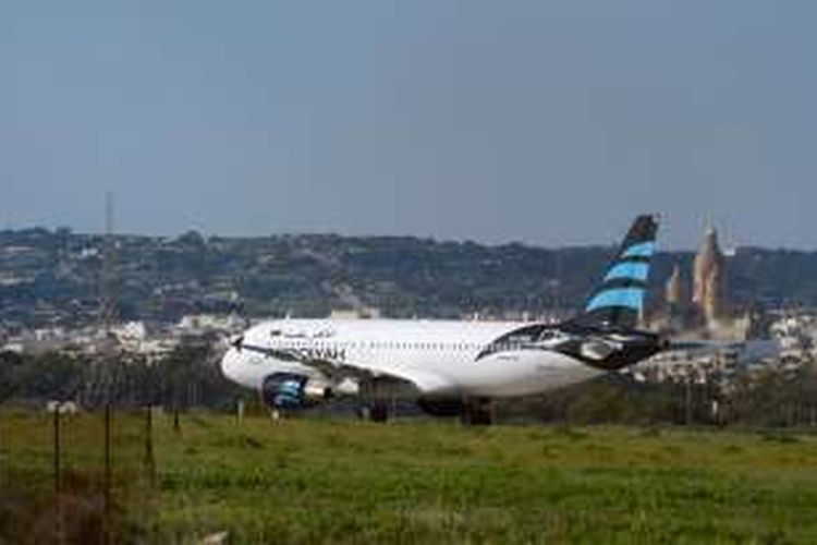 Pesawat Airbus A320 milik Afriqiyah Airways berada di landas pacu bandara Malta setelah dibajak dua orang bersenjata granat.