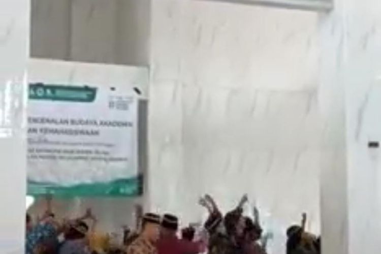 Tangkapan layar video mahasiswa UIN KHAS yang joget di dalam masjid 