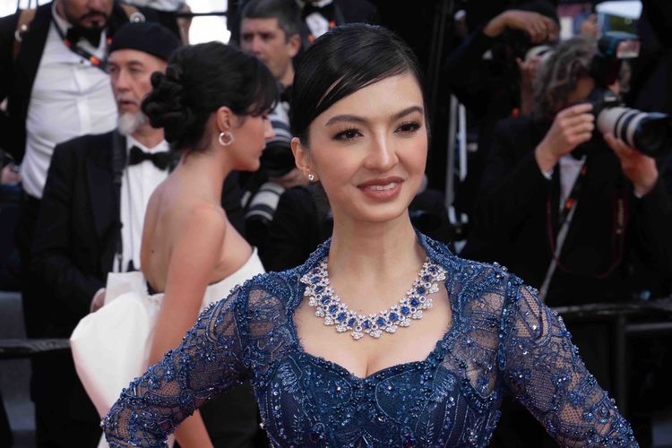 Raline Shah mengenakan kebaya dengan batik palembang saat menghadiri Cannes Film Festival 2023