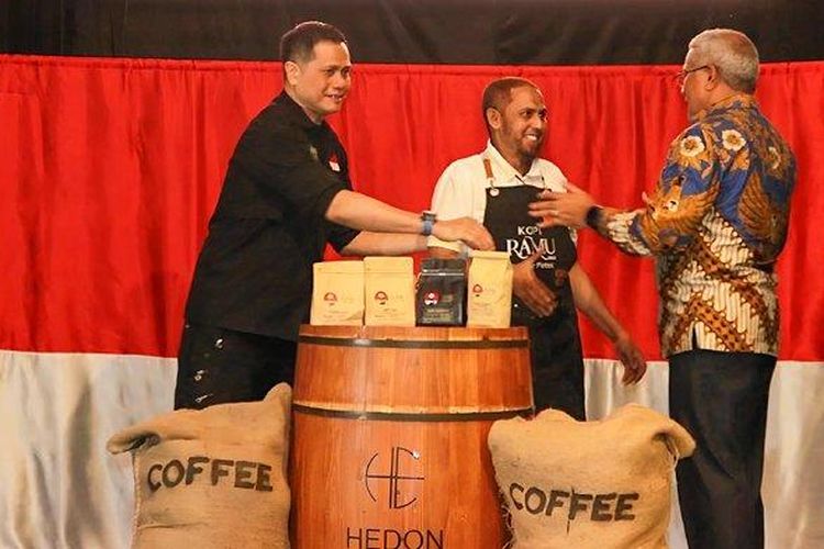 Eks napi teroris Umar Patek (tengah) mengenalkan Ramu Kopi 1966 yang menjadi lini bisnisnya bersama Hedon Estate dalam peluncuran yang digelar pada Selasa (3/5/2025).
