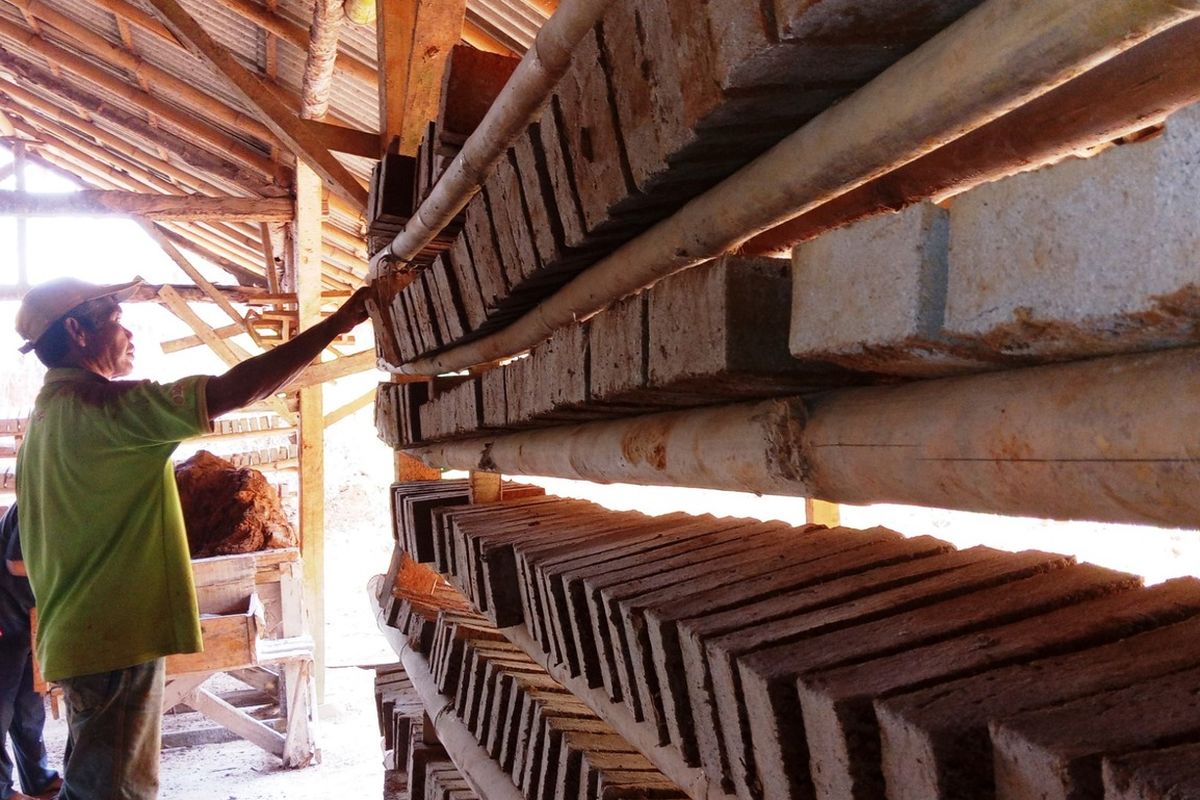 Seorang perajin sedang menata bata merah yang telah selesai dicetak di sentra industri bata merah, Desa CIbadak, Kecamatan Cibeber, Kabupaten Cianjur, Jawa Bara. Bencana kekeringan dan kehadiran bata ringan atau hebel berdampak besar terhadap keberlangsungan produksi bata merah di Cianjur ini.