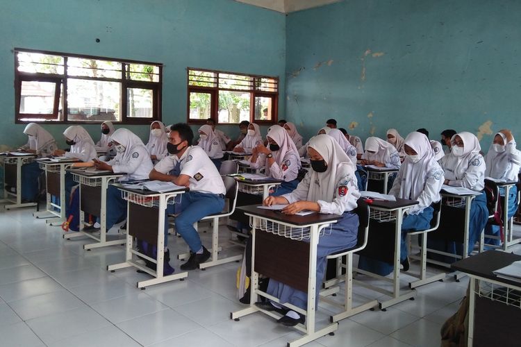 Ilustrasi Pembelajaran Tatap Muka (PTM). Inilah rekomendasi 10 SMA terbaik di Surabaya berdasarkan nilai UTBK 2021.