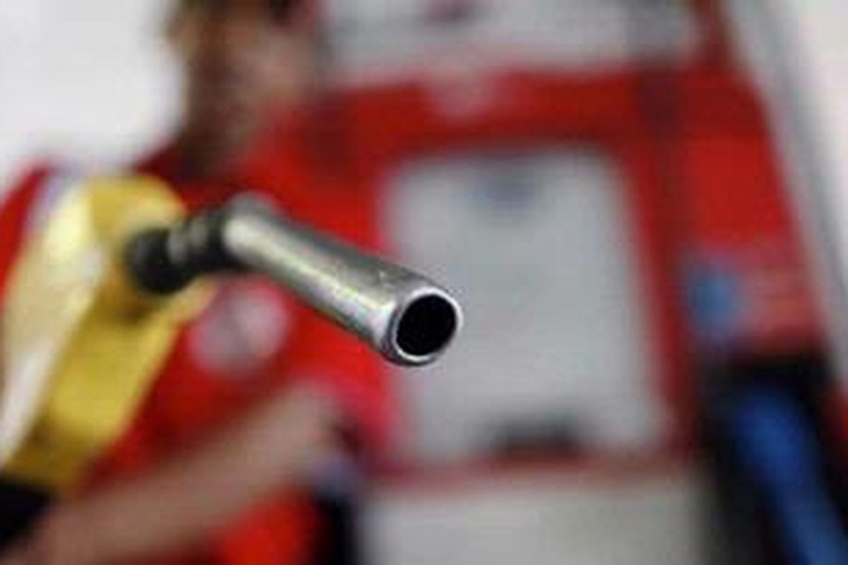 Petugas mengisi bahan bakar minyak (BBM) bersubsidi jenis premium ke mobil pelanggan  di SPBU di kawasan Kuningan, Jakarta, Kamis (12/4/2012).