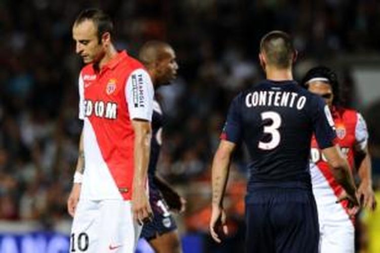 Reaksi striker Dimitar Berbatov saat klubnya, AS Monaco, dikalahkan Girondins Bordeaux, 1-4, pada laga Ligue 1 di Stade Jacques Chaban-Delmas, Bordeaux, Minggu (17/8/2014).