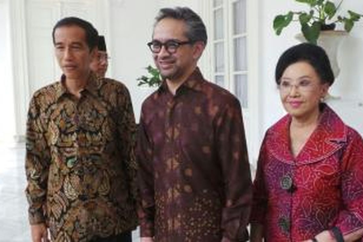 Gubernur DKI Jakarta Joko Widodo, Menteri Luar Negeri Marty Natalegawa dan pengusaha Mooryati Soedibyo (dari kiri ke kanan) usai pertemuan membahas Festival Heritage Asean di Jakart bulan Desember 2103 mendatang.