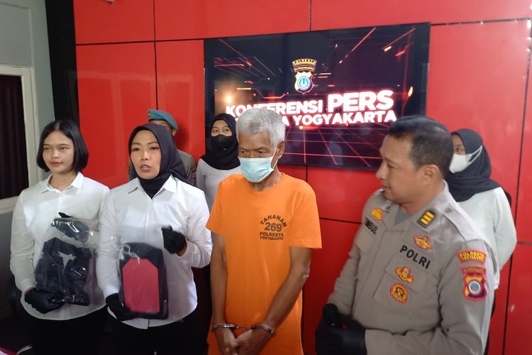 AS (tengah kaos oranye) saat diamankan oleh Polresta Yogyakarta, Rabu (10/4/2023)