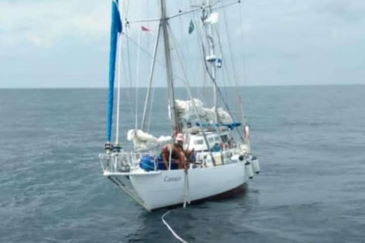 Kapal bernama Yacht Canace berbendera Finlandia mengalami mati mesin di perairan Pulau Bawean, Kabupaten Gresik, Jawa Timur, sebelum akhirnya ditemukan di perairan Sumenep, Senin (30/1/2023).