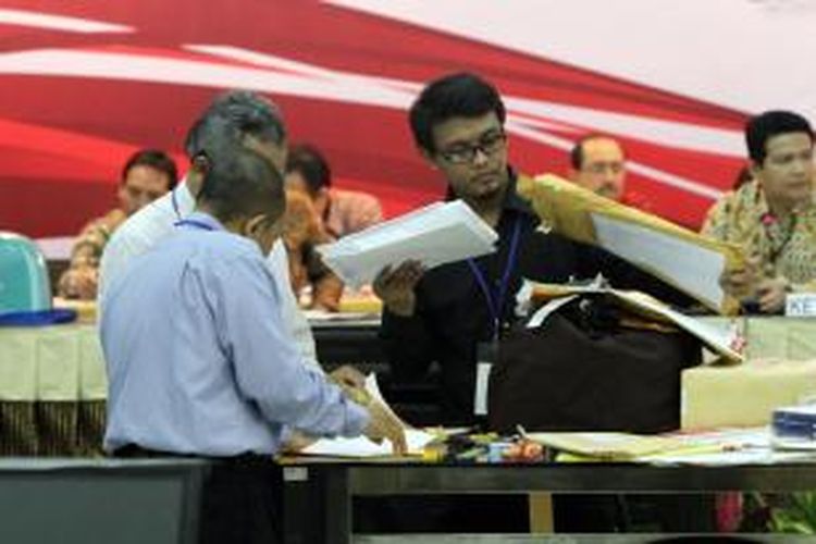 Petugas menunjukkan sertifikat model D1 yang merupakan hasil penghitungan suara di TPSLN (tempat pemungutan suara luar negeri) kepada saksi dua pasangan calon presiden dan wakil presiden saat rekapitulasi, di kantor Komisi Pemilihan Umum (KPU), Jakarta Pusat, Kamis (17/7/2014). KPU memulai rekapitulasi suara pilpres dari 130 perwakilan di 96 negara dengan jumlah pemilih di TPS 410.975 pemilih, pos 929.067 pemilih, dropbox 698.669 pemilih.