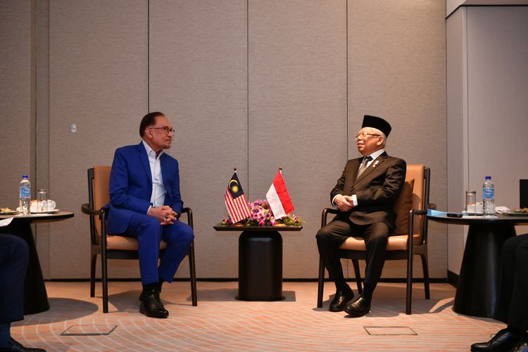 Wakil Presiden Ma'ruf Amin mengadakan pertemuan bilateral dengan Perdana Menteri Malaysia Anwar Ibrahim di Kuching, Malaysia, Selasa (28/11/2023).