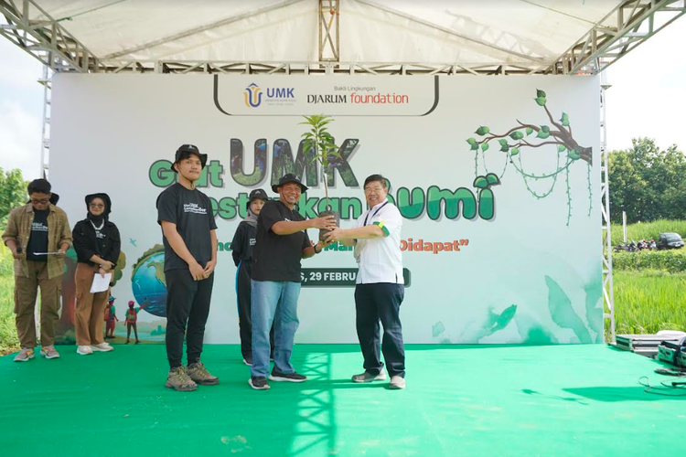 Melanjutkan penandatanganan MoU pada Januari lalu, Universitas Muria Kudus (UMK) bersama dengan Bakti Lingkungan Djarum Foundation (BLDF) menggelar aksi menanam dengan tajuk Giat UMK, Lestarikan Bumi.