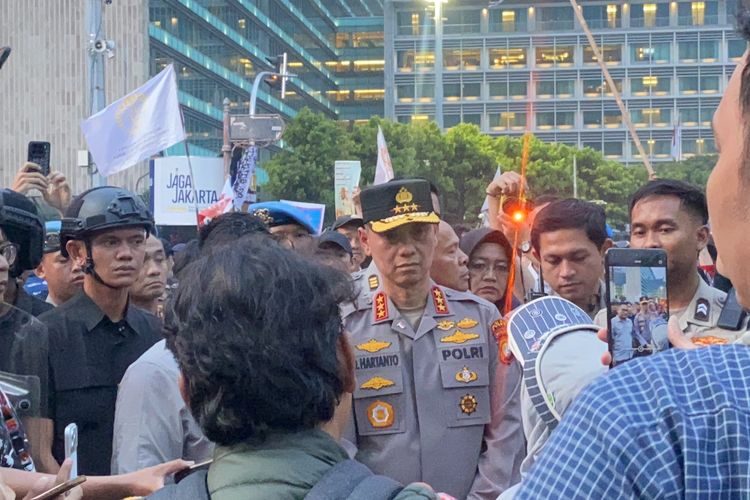 Kapolda Metro Temui Massa Demo di Bundaran HI, Tampung Curhatan Ibu-ibu