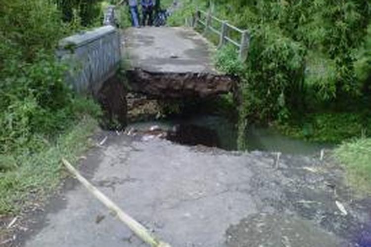 Jembatan Kaligending, penghubung antar Desa Donorejo dan Desa Kalinegoro putus akibat tergerus banjir, Minggu (25/1/2015). Foto diambil Senin (26/1/2015).