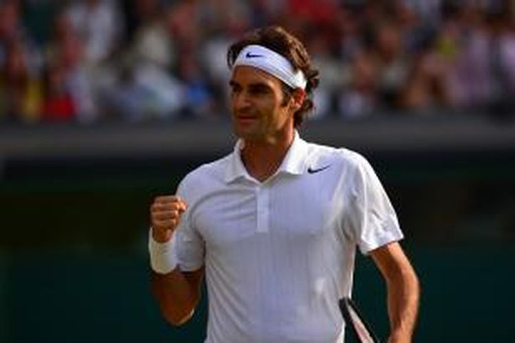 Petenis Swiss, Roger Federer, merayakan kemenangan atas petenis Kanada, Milos Raonic, pada semifinal Wimbledon di London, Jumat (4/7/2014). Federer menang 6-4, 6-4, 6-4.