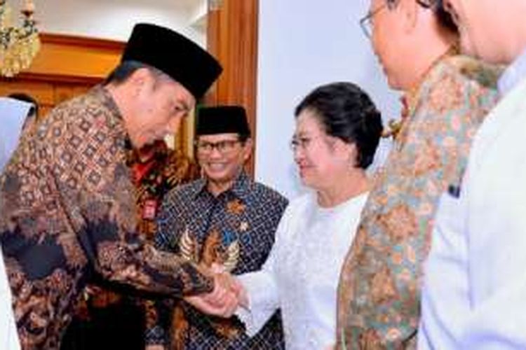 Presiden Joko Widodo bersalaman dengan Ketua Umum Partai Demokrasi Indonesia Perjuangan Megawati Soekarnoputri, yang juga istri Ketua MPR periode 2009-2013 Taufiq Kiemas, dalam haul ketiga Taufiq Kiemas di Jakarta, Rabu (8/6). Wakil Presiden Jusuf Kalla, ketua lembaga negara, dan sejumlah ketua umum partai politik juga hadir.