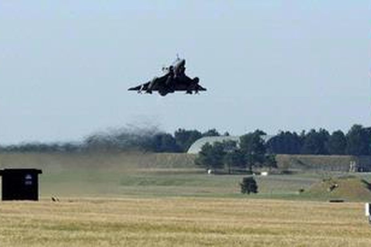 Sebuah jet tempur Perancis, Mirage 2000, lepas landas  Minggu (20/3/2011) di pangkalan  udara  militer  133, Dijon. Operasi militer Perancis di Libya telah "efektif" dan tidak mengalami "kesulitan tertentu", kata kementerian pertahanan. 