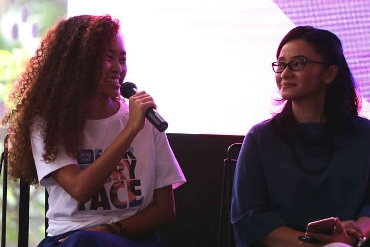 Agnes Oryza, beauty blogger & influencer (kiri) dan Psikolog Anak dan Remaja, Vera Itabiliana Hadiwidjojo (kanan) saat menjadi pembicara dalam kampanye Clean & Clear #ForEveryFace, di Kemang, Jakarta, Jumat (26/1/2018). 