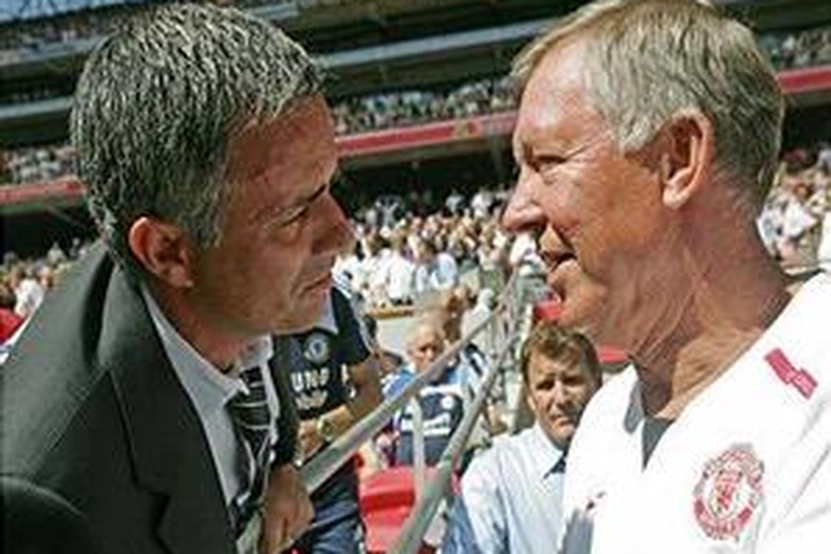 Pelatih Inter, Jose Mourinho (kiri), sudah lama ingin menggantikan posisi Sir Alex Ferguson (kanan) sebagai pelatih MU.