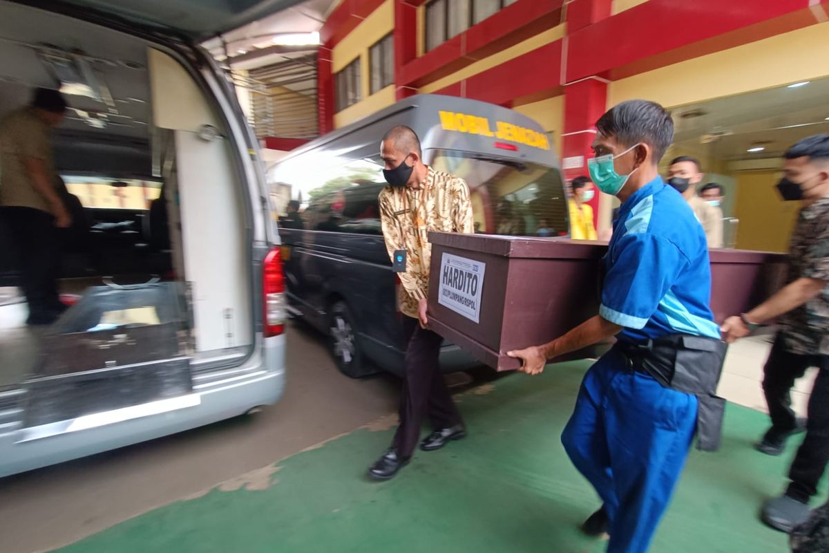 Jenazah Hardito (20) dan Dayu Nurmawati (39) akhirnya dijemput pihak keluarga, RS Polri Kramatjati, Jakarta Timur, Jumat (10/3/2023).