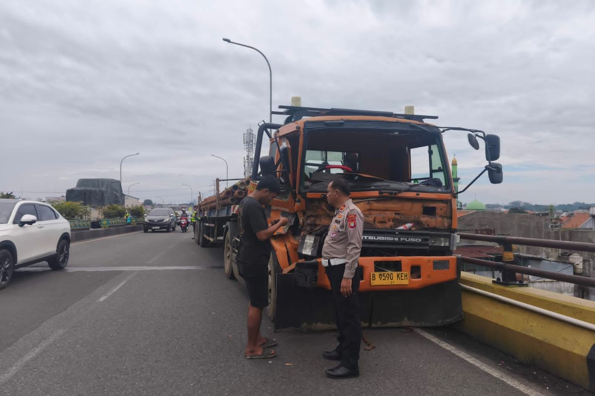 Kondisi truk tronton yang mengalami kecelakaan di Flyover Ciputat, Tangerang Selatan, pada Kamis (8/1/2026). Bagian depan rusak parah.