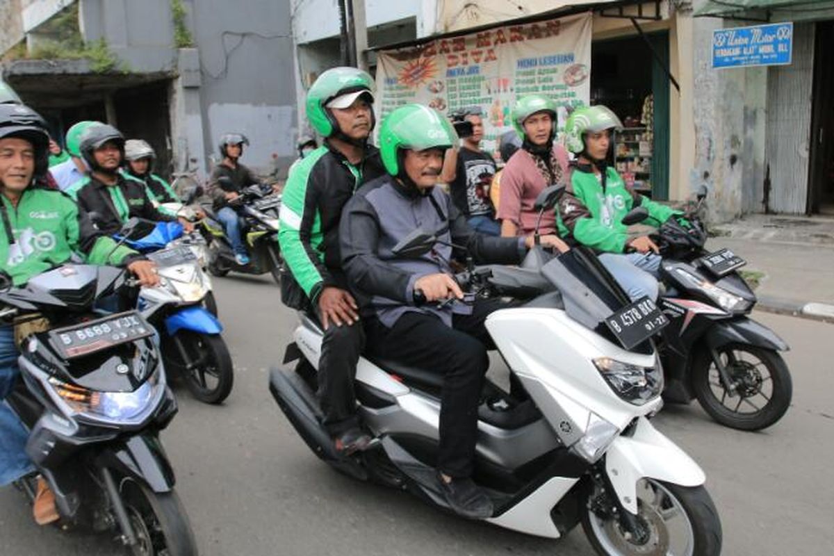 Calon wakil gubernur DKI Jakarta nomor pemilihan dua Djarot Saiful Hidayat berkonvoi naik sepeda motor dengan para pengemudi ojek, Jumat (7/4/2017).