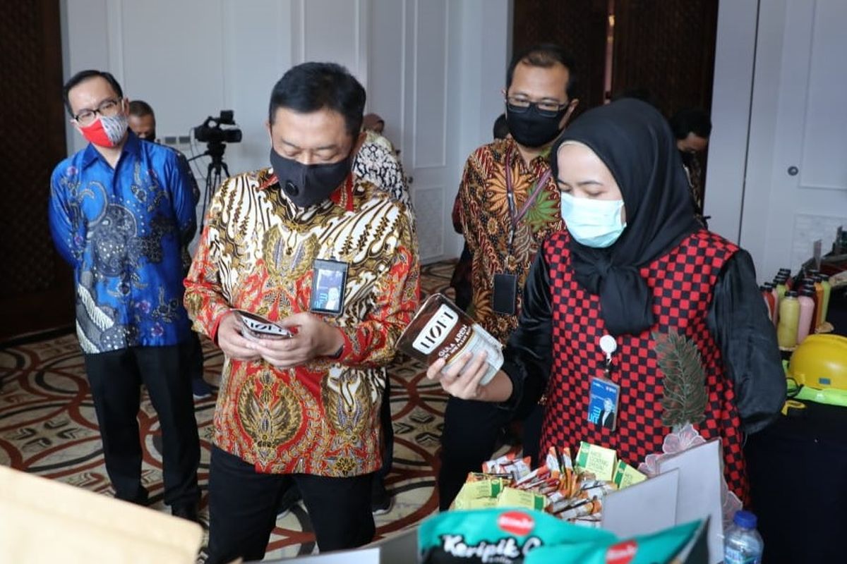 Direktur Utama Telkom Ririek Adriansyah (kedua dari kiri) bersama Direktur Strategic Portfolio Budi Setyawan Wijaya (kedua dari kanan) dan Direktur Digital Business Telkom Muhamad Fajrin Rasyid (paling kiri) meninjau stand UMKM usai peresmian Laman UKM, Pasar Digital (PaDi) UMKM, dan Bela Pengadaan di Jakarta, Senin (17/08/2020).

