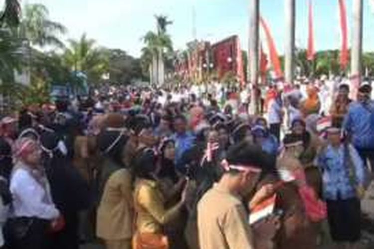Ribuan orang di Polewali Mandar, Sulawesi Barat, menggelar aksi nusantara bersatu.