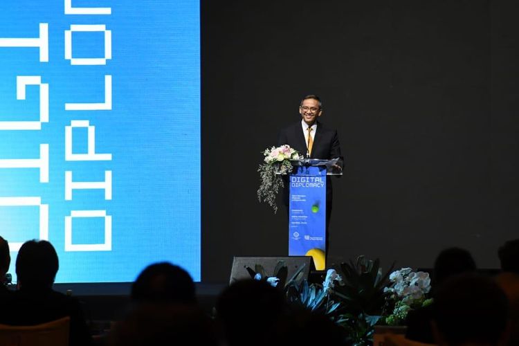 Direktur Jenderal Informasi dan Diplomasi Publik Kemenlu, Cecep Herawan, menutup Regional Conference on Digital Diplomacy di Jakarta (10/09). Forum inisiatif pertama di kawasan yang digalang oleh Pemerintah Indonesia.