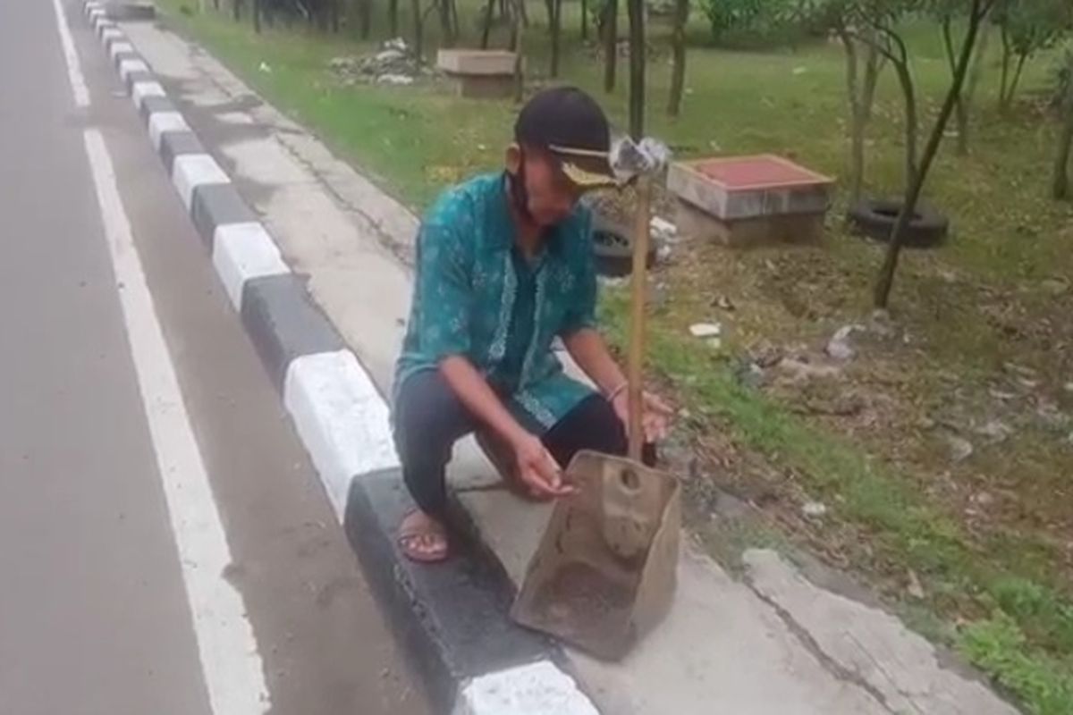 Warga menemukan ranjau paku di Jalan R.E Martadinata, Pademangan, Jakarta Utara, tepatnya di dekat Jembatan Goyang. Hampir setiap hari di kawasan itu ditemukan ratusan ranjau paku yang membahayakan pengendara.