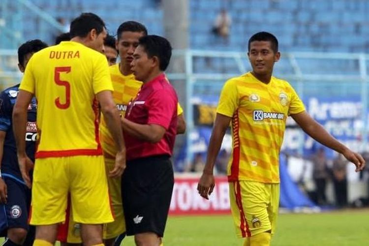 Duo pemain belakang Bhayangkara FC, Otavio Dutra dan Indra Kahfi bertanya ke wasit terkait kartu merah untuk Putu Gede (kanan) saat timnya bersua Arema FC pada laga pertama Grup B Piala Presiden 2017 di Stadion Kanjuruhan, Malang, Minggu (5/2/2017).