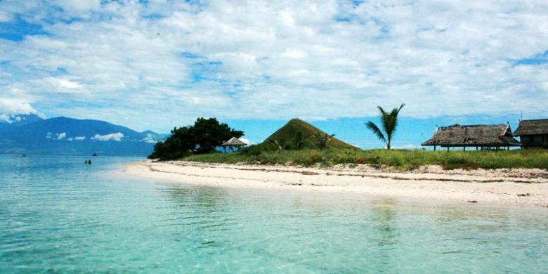 Pulau Kenawa di Kabupaten Sumbawa Barat, Nusa Tenggara Barat, merupakan salah satu dari delapan pulau dalam gugusan pulau yang disebut Gili Balu di Selat Alas. Delapan pulau itu memiliki kekhasan masing-masing, termasuk Pulau Kenawa. Pengunjung berdatangan untuk melihat keindahan Pulau Kenawa. Foto diambil pada Rabu (8/4/2015).