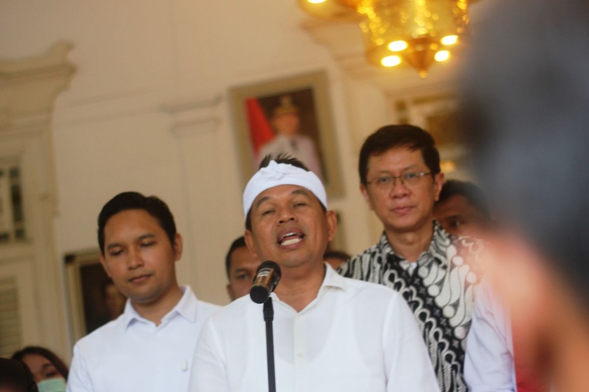 Gubernur Jawa Barat, Dedi Mulyadi berbicara dihadapan wartawan di Pendopo Bupati Cianjur, Selasa (12/8/2025) usai memediasi perkara perdata antara gereja dengan pihak perbankan akibat kredit macet.