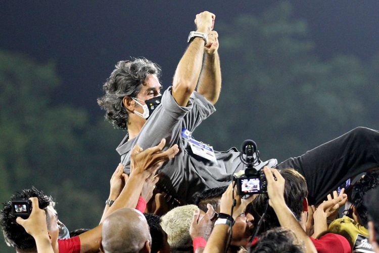 Pelatih Stefano Cugurra menikmati euforia Bali United juara Liga 1 2021-2022.