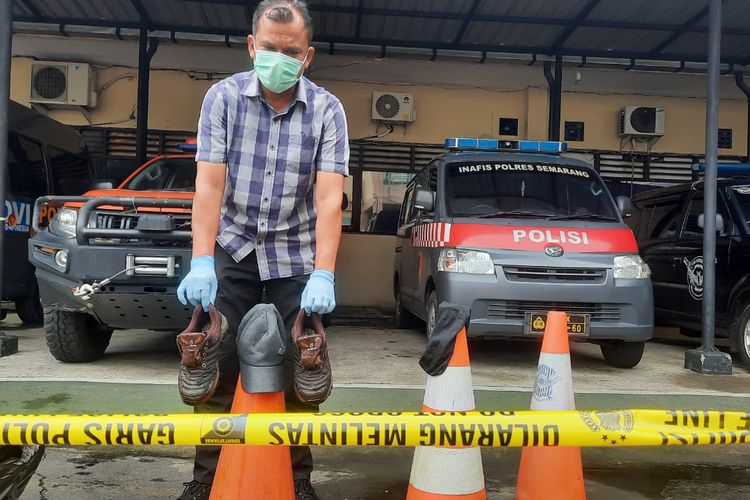 Anggota Polres Semarang menunjukkan sepatu yang digunakan jasad yang gantung diri di Semirang.