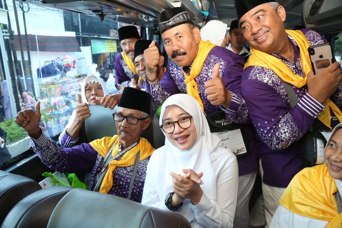 Loper koran naik haji, Dulhari berfoto bersama Bupati Banyuwangi Ipuk Fiestiandani, Selasa (13/5/2025)