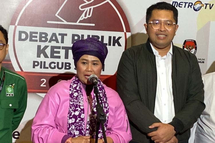 Paslon nomor urut 1, Luluk Nur Hamidah-Lukmanul Hakim, usai debat ketiga di Surabaya, Senin (18/11/2024) malam.