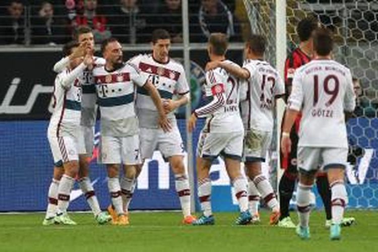Para pemain Bayern Muenchen merayakan gol ketiga yang dicetak Thomas Mueller ketika tandang ke markas Eintracht Frankfurt dalam laga Bundesliga, Sabtu (8/11/2014).