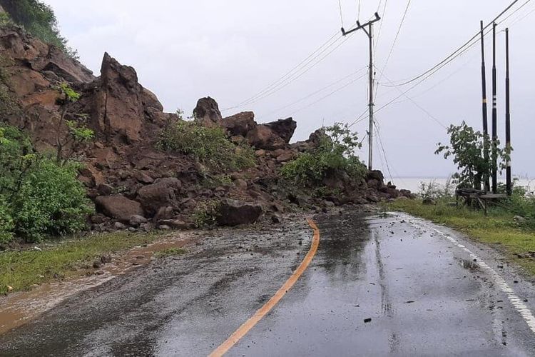 Jalan poros trans Sulawesi di Kabupaten Majene yang terputus akibat longsor, Selasa (11/10/2022).