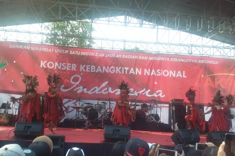 Tari-tarian yang disuguhkan dalam konser bertajuk Kebangkitan Nasional di kawasan Taman Waduk Pluit, Jakarta Utara, Sabtu (20/5/2017).