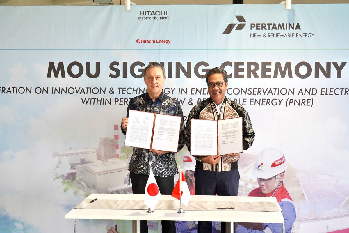 Chief Executive Officer (CEO) Pertamina New & Renewable Energy (NRE) Dannif Danusaputro dan Country Managing Director Hitachi Energy Indonesia Predrag Grupkovic menunjukkan nota kesepahaman kerja sama antara Pertamina NRE dengan Hitachi Energy, dalam hal inovasi konservasi energi dan sistem ketenagalistrikan di Jakarta, Senin (22/1/2024).

Penandata

di Jakarta, Senin (22/1/2024).