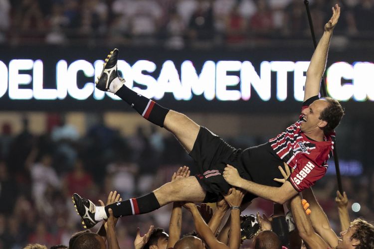 Penjaga gawang Rogerio Ceni diangkat oleh para pemain pada akhir pertandingan persahabatan antara Piala Dunia Antarklub 1992-1993 dan Piala Dunia Antarklub 2005 di Morumbi stadium, Sao Paulo, Brasil, 1 Desember 2015, yang merupakan laga penghormatan untuk dirinya. Selama 25 tahun berkarier, Ceni bermain untuk Sao Paulo FC dan mencetak 131 gol.