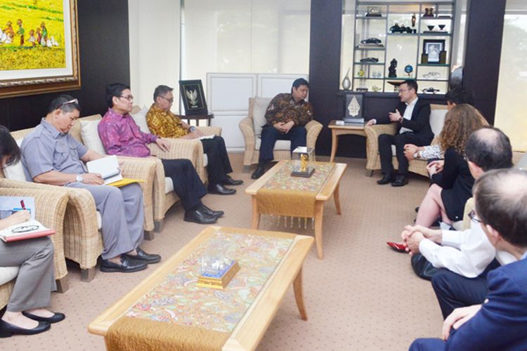 Menteri Perindustrian Airlangga Hartarto bertemu dengan perwakilan Apple di Jakarta, Kamis (30/3/2017)
