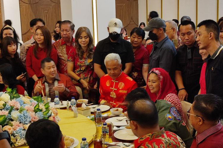 Calon presiden nomor urut 3, Ganjar Pranowo, merayakan Imlek dengan makan bareng kalangan Tionghoa di Restoran China Empurau di Jakarta, Jumat (9/2/2024). Ganjar tampak didampingi oleh Ketua Umum Partai Perindo Hary Tanoesoedibjo beserta keluarga, juga Ketua Tim Pemenangan Nasional (TPN) Ganjar-Mahfud Arsjad Rasjid.  Belakangan, anggota Dewan Penasihat TPN Zannuba Ariffah Chafsoh atau Yenny Wahid juga turut hadir. Mereka menyempatkan makan bersama di tengah-tengah komunitas Tionghoa.