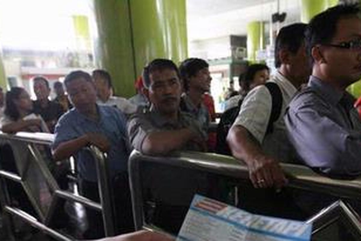 Ilustrasi: Suasana antrean tiket di Stasiun Gambir.